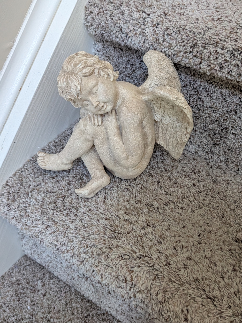 Cherub Guardian Angel Statue in Weathered Cream (Plaster Of Paris)